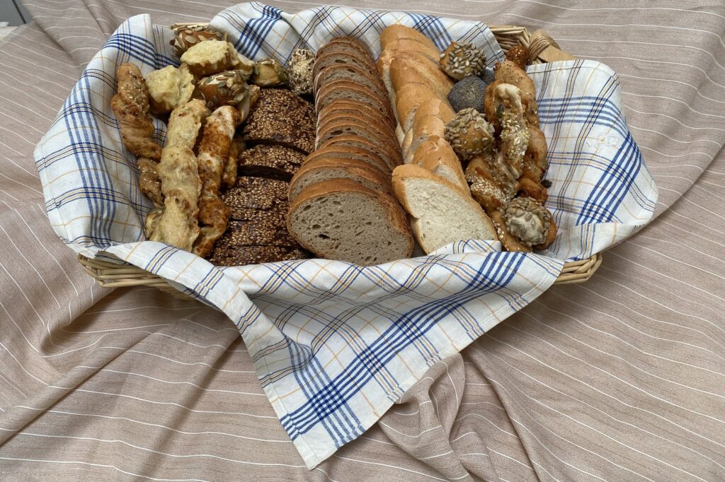 Korb mit Broten, Brötchen und Gebäck von Arlt’s Backstuben