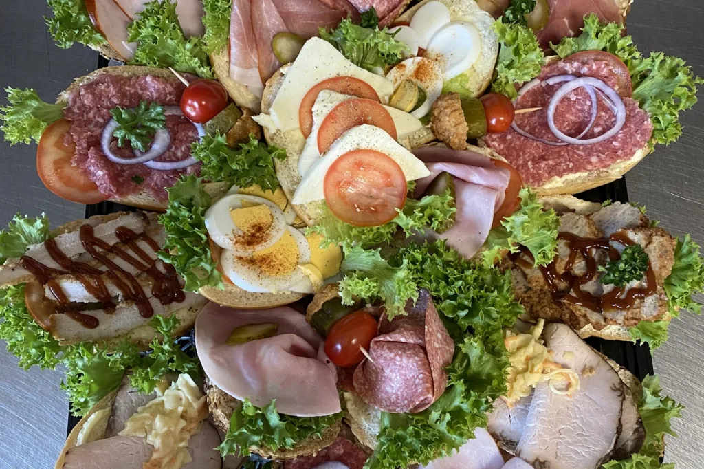 Belegte Platte mit Schinken, Salami, Ei und frischem Salat aus dem Partyservice