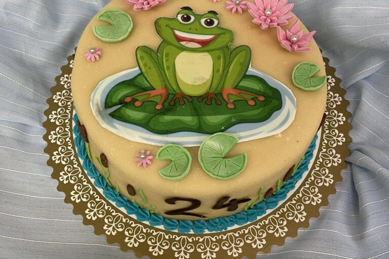 Kindertorte mit Froschmotiv und Seerosen aus Marzipan