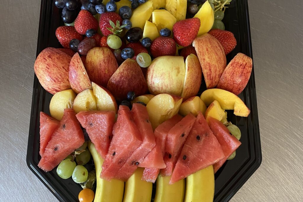 Frisch belegte Obstplatte mit Melone, Trauben und Beeren