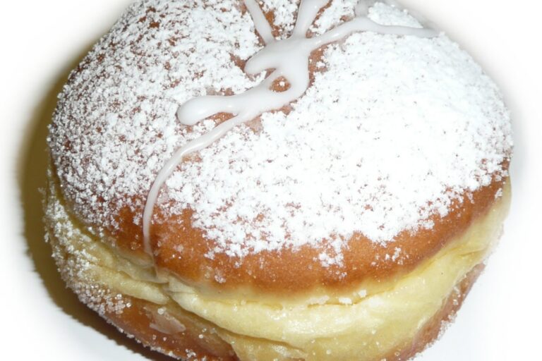 Gefüllter Pfannkuchen mit Puderzucker aus der Konditorei