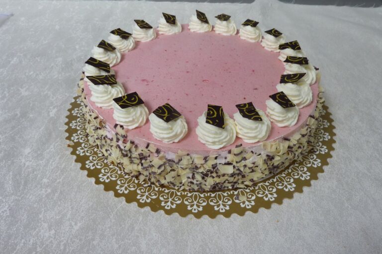 Sahnetorte mit Fruchtcreme und Schokoladenplättchen