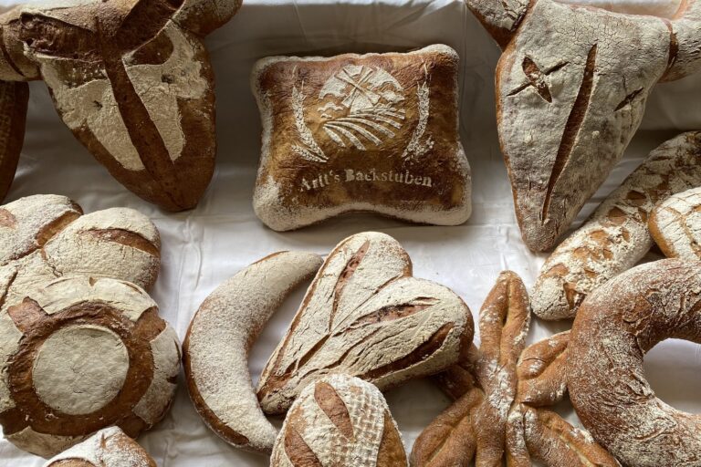 Schaubrote und Brotfiguren mit dem Schriftzug Arlt’s Backstuben