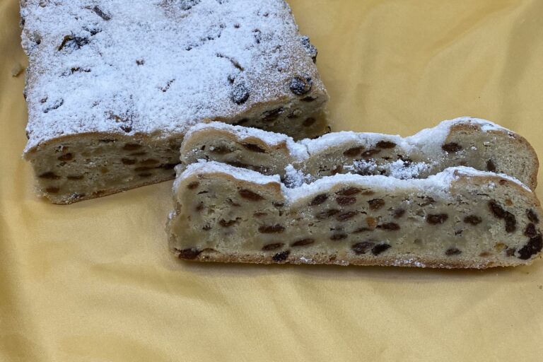 Angeschnittener Christstollen mit Rosinen und Puderzucker