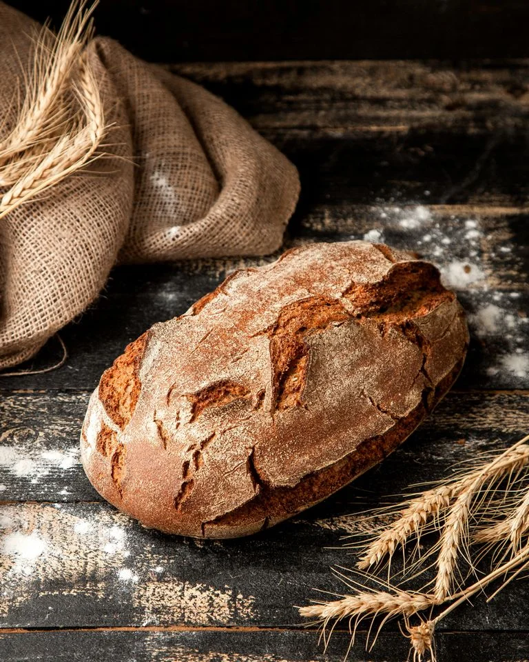 Rustikales Brot mit kräftiger Kruste