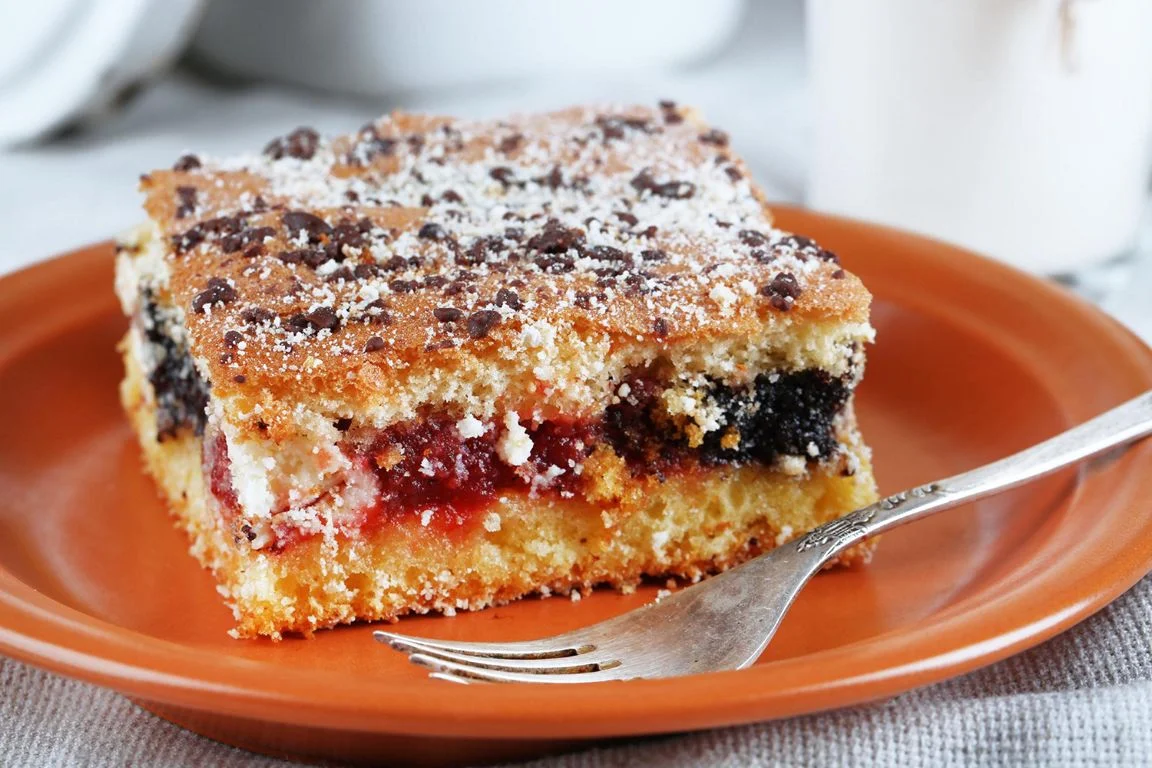 Fruchtiger Blechkuchen mit Streuseln